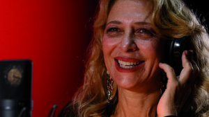 Primo piano di Emanuela Rossi in sala registrazione